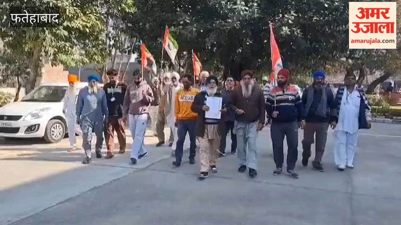Farmers protested in Tohana, Fatehabad, against the cancellation of pensions for the elderly.