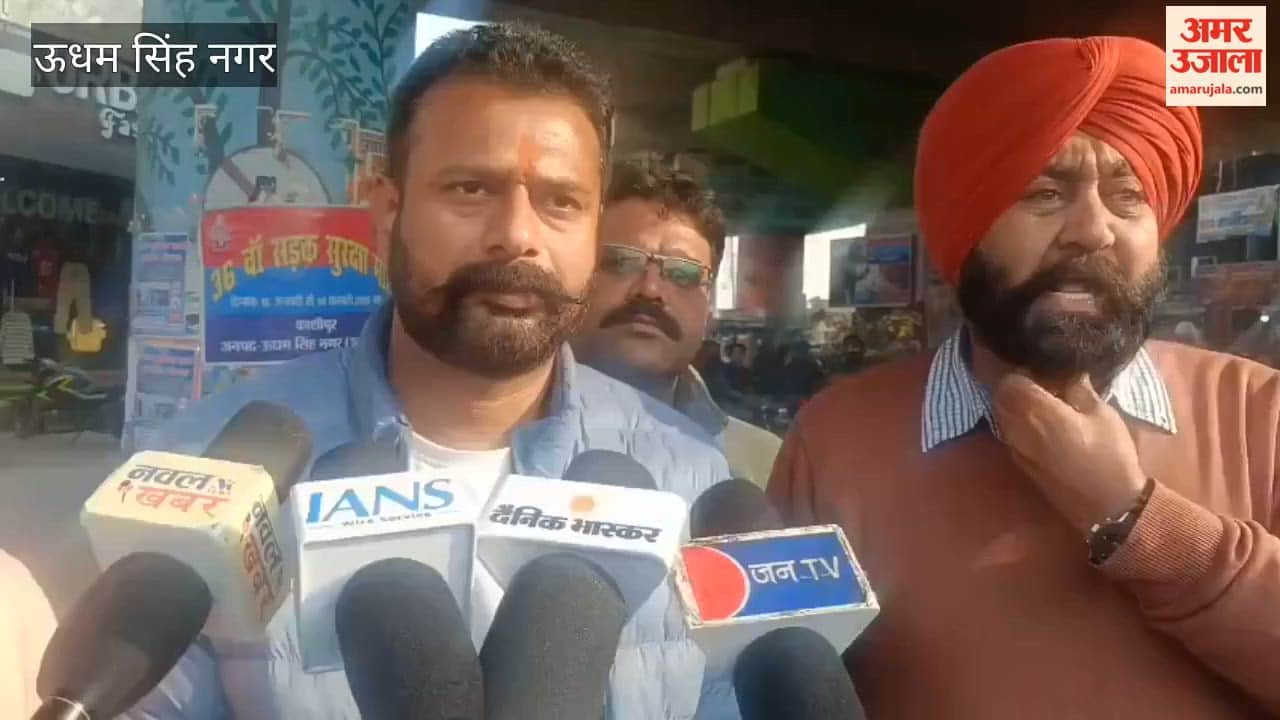 BJP workers burn effigy of Rahul Gandhi for his comments against a Union minister