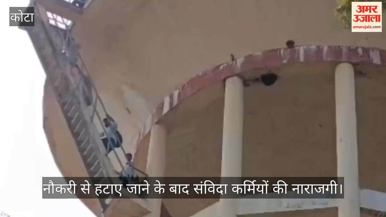 Contract workers climbed on the water tank to protest against the arbitrariness of the new contractor.