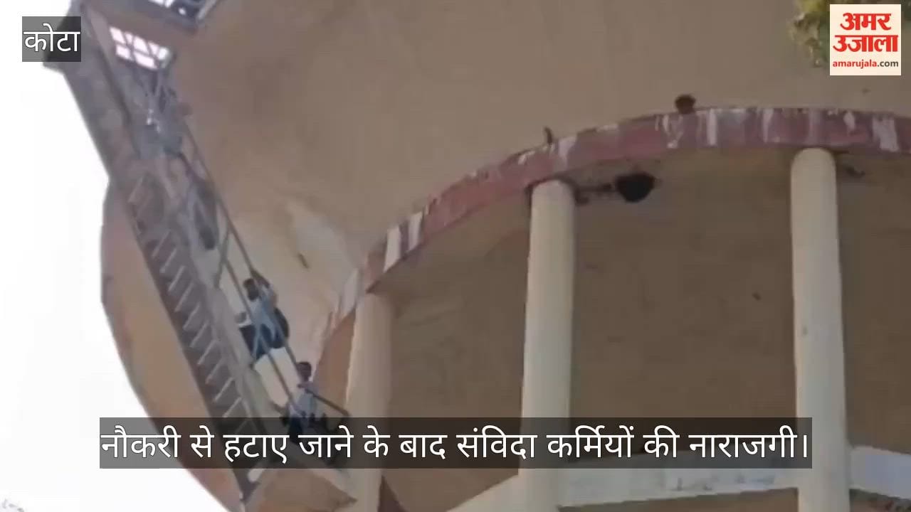 Contract workers climbed on the water tank to protest against the arbitrariness of the new contractor.