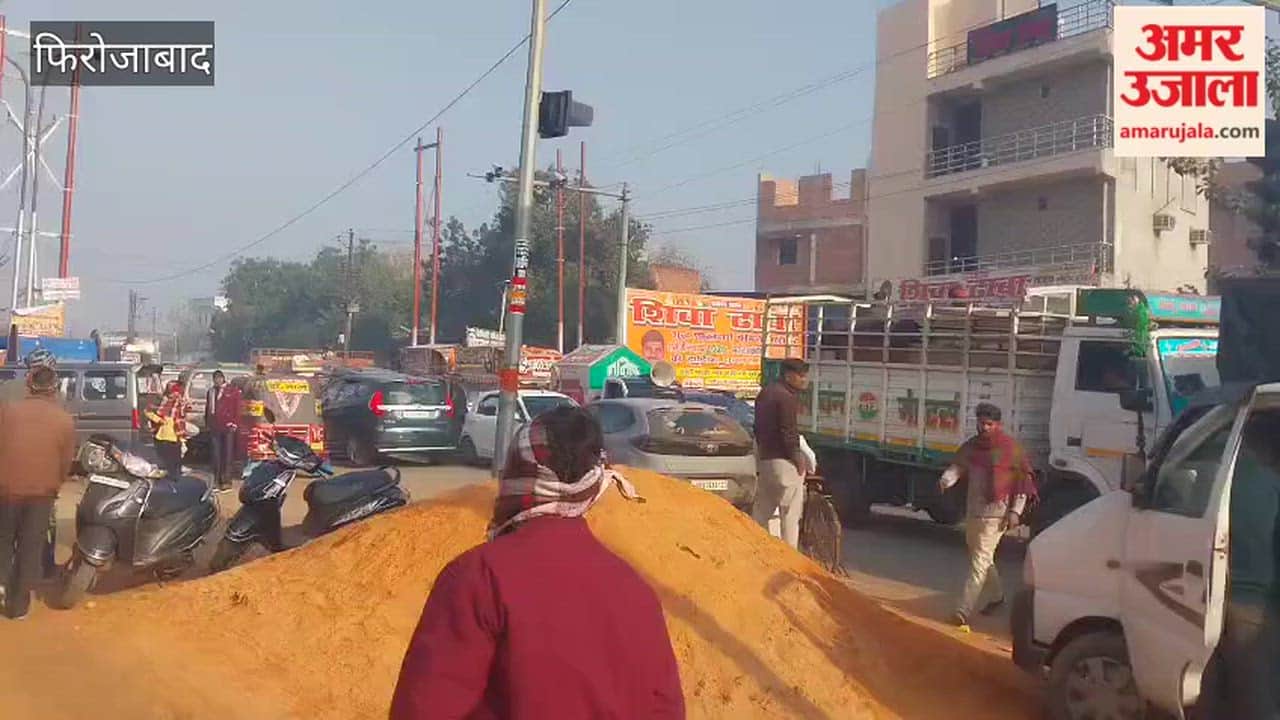 Vehicles remained stuck in traffic jam for hours at Bamba Chowk in Firozabad