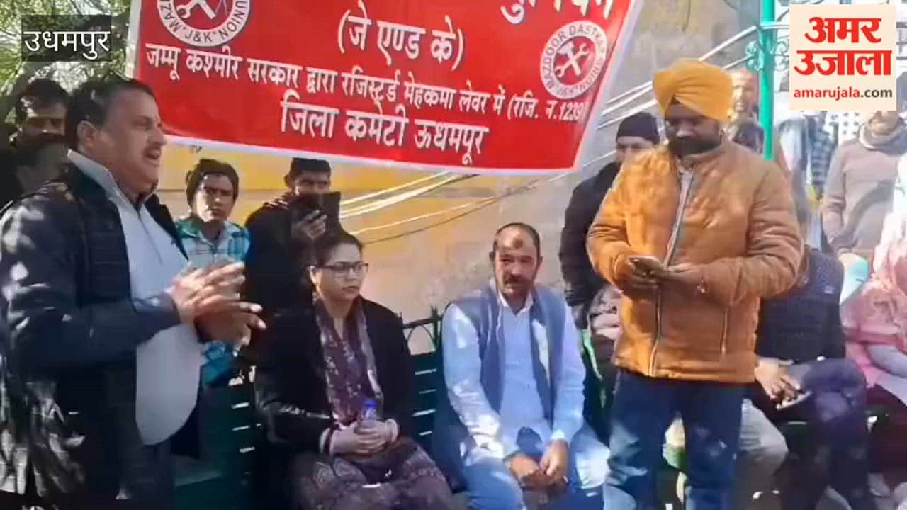 Meeting of Mazdoor Dastkar Union, Annie Ved made the workers aware about the government schemes