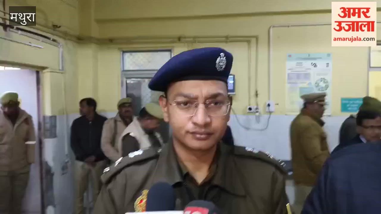 Mathura road accident six passengers died, SSP arrived to inquire about the condition of the injured