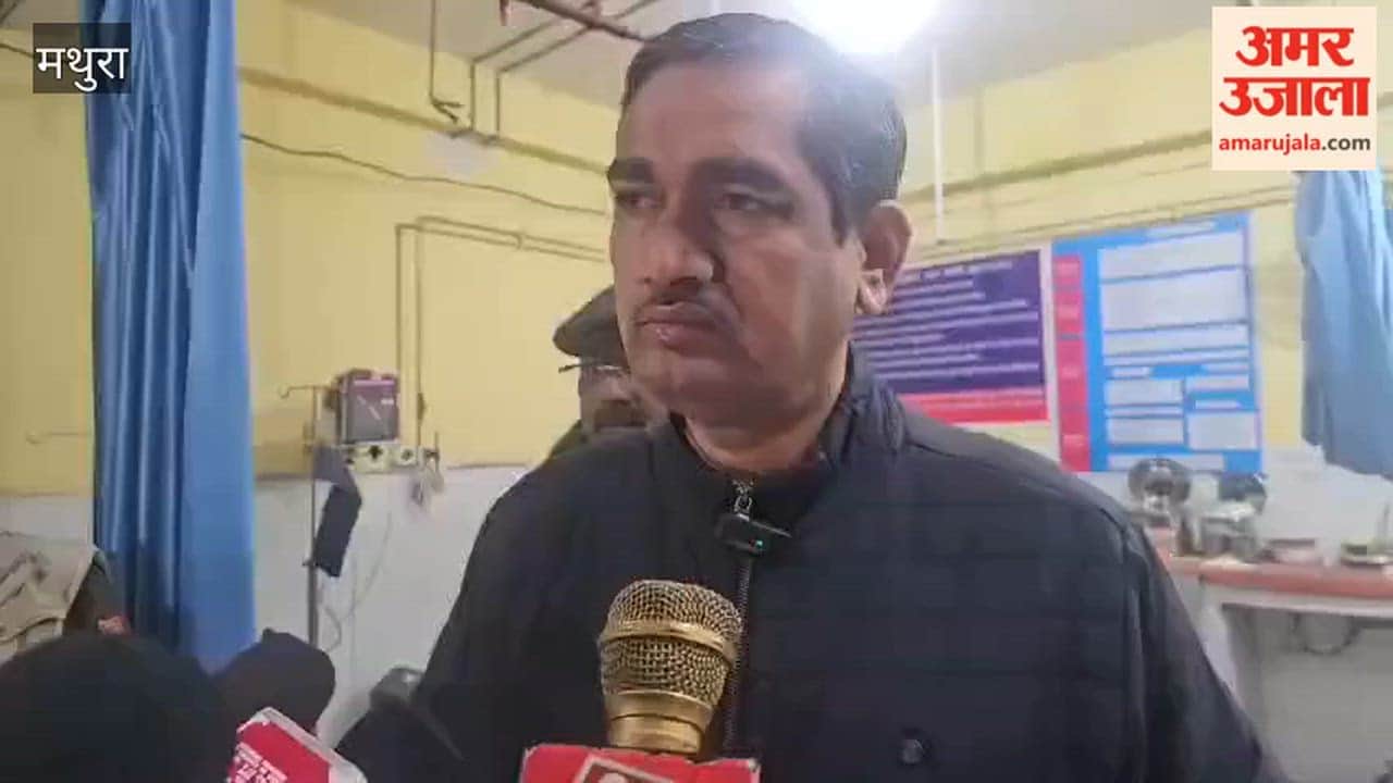 Mathura road accident six passengers died DM arrived to inquire about the condition of the injured