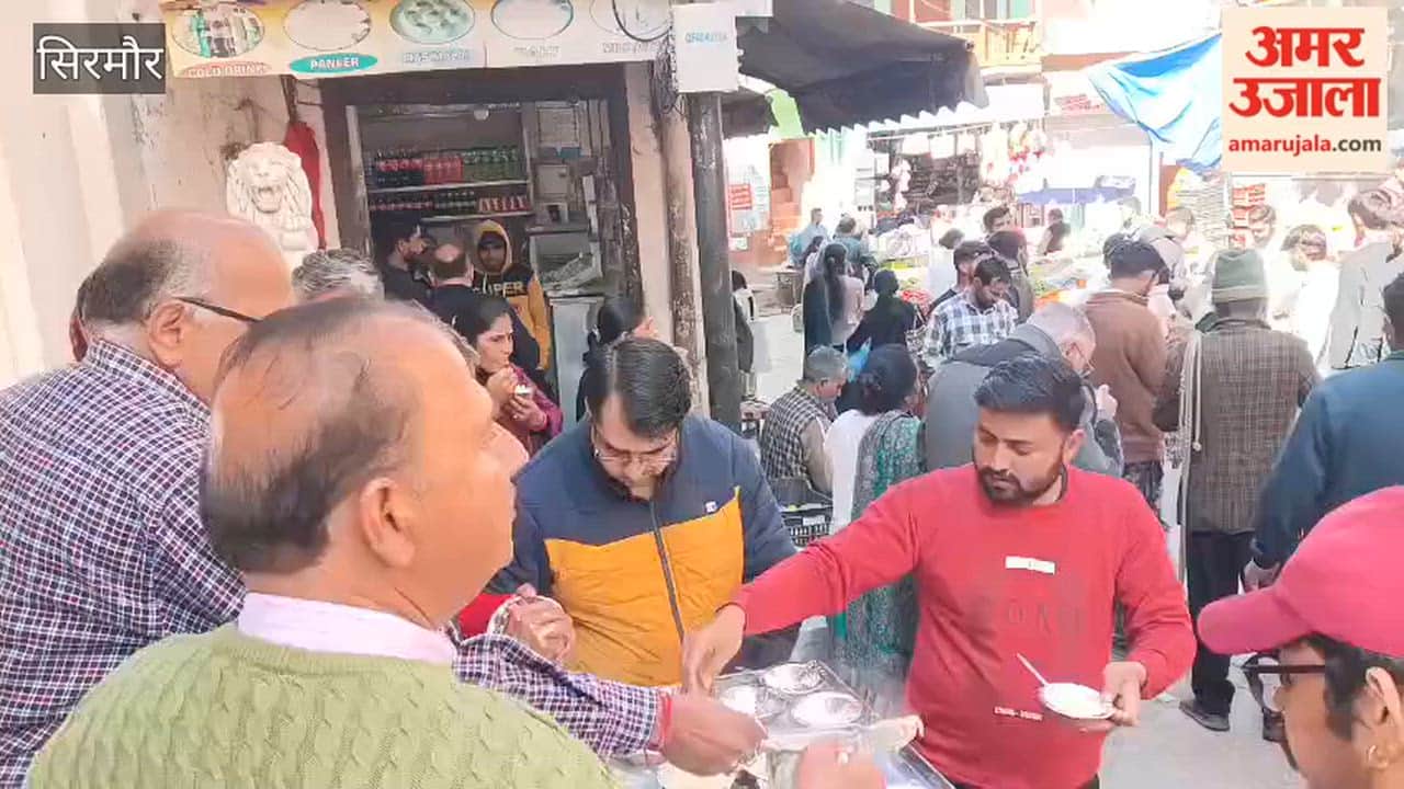 Sirmour The Khera temple committee distributed prasad to the devotees
