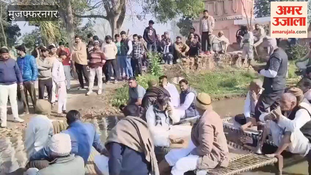 Muzaffarnagar: Villagers troubled by waterlogging in Sikandarpur, sit on strike on Sikri road.