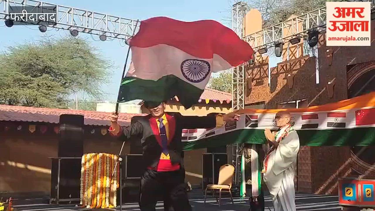 Magician CP Yadav s magic show at Surajkund Fair in Faridabad