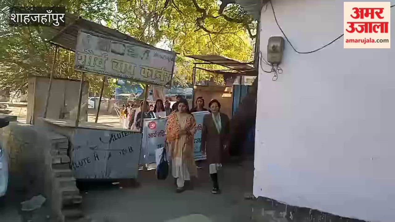 girl students held an awareness rally in Shahjahanpur