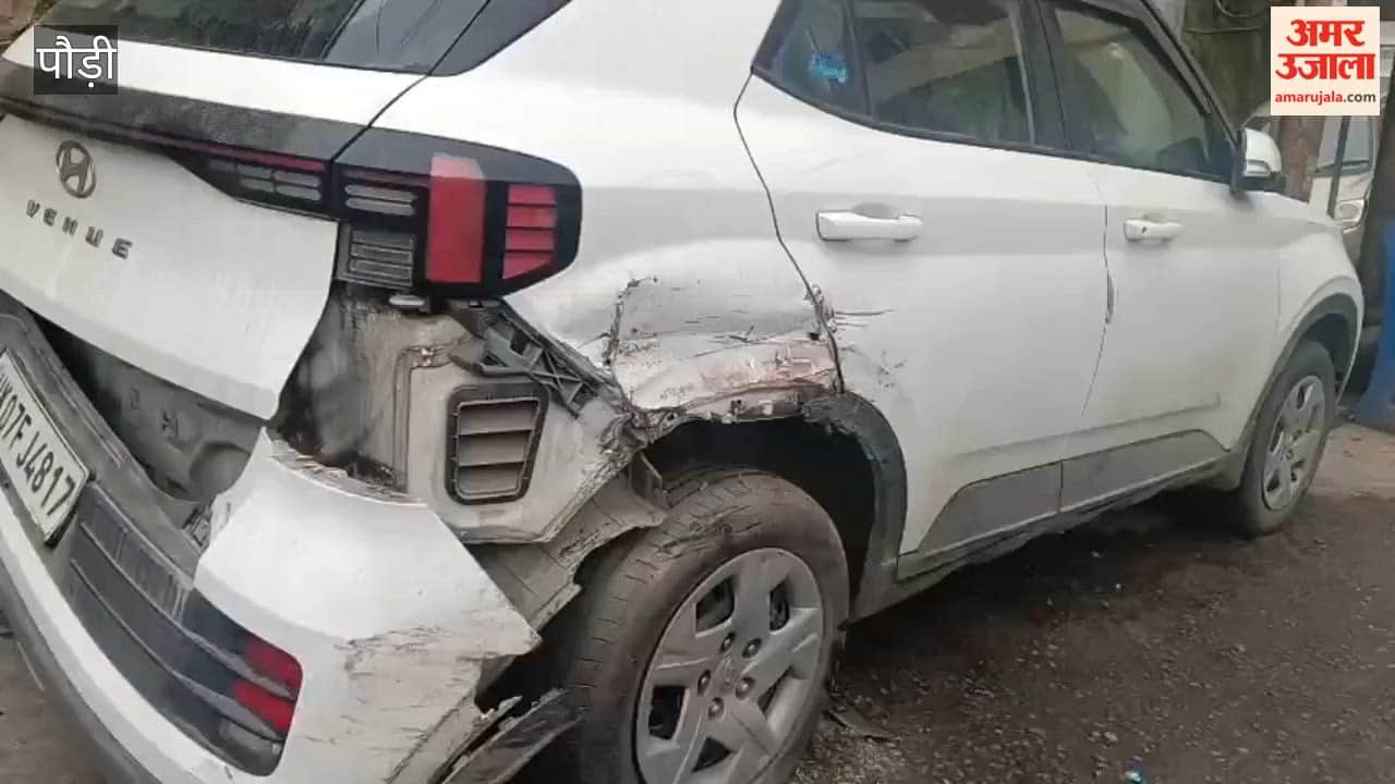 VIDEO: Uncontrolled vehicle hits several vehicles in srinagar