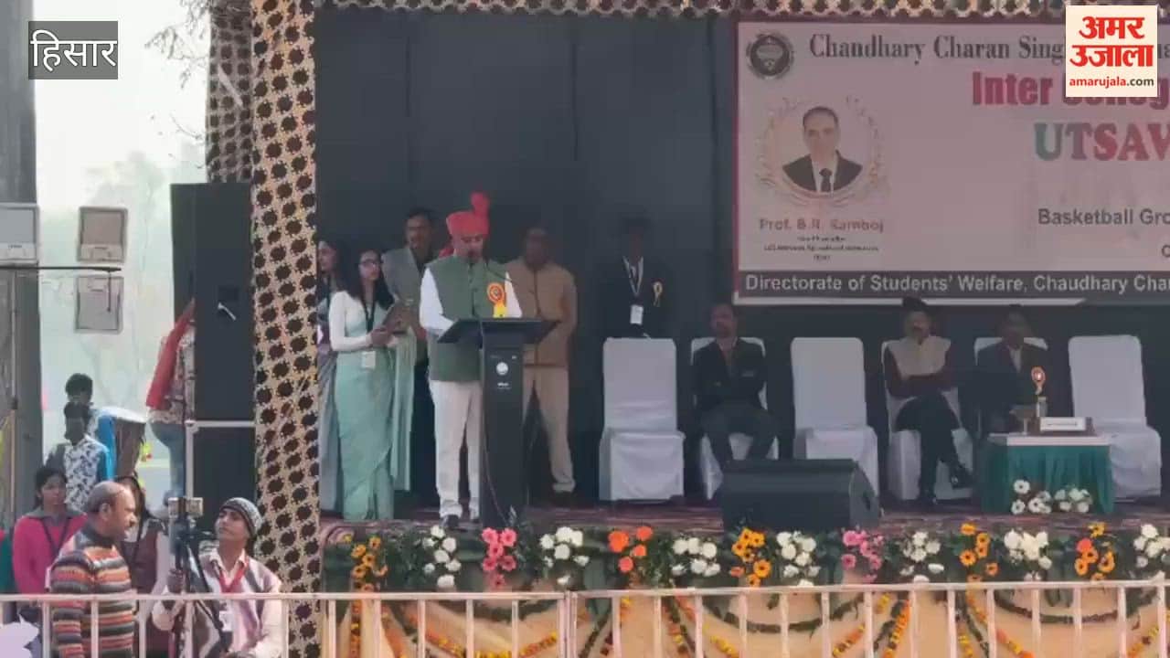 Molestation case at Hisar HAU: Students shout slogans in front of the Vice Chancellor, come wearing black clothes