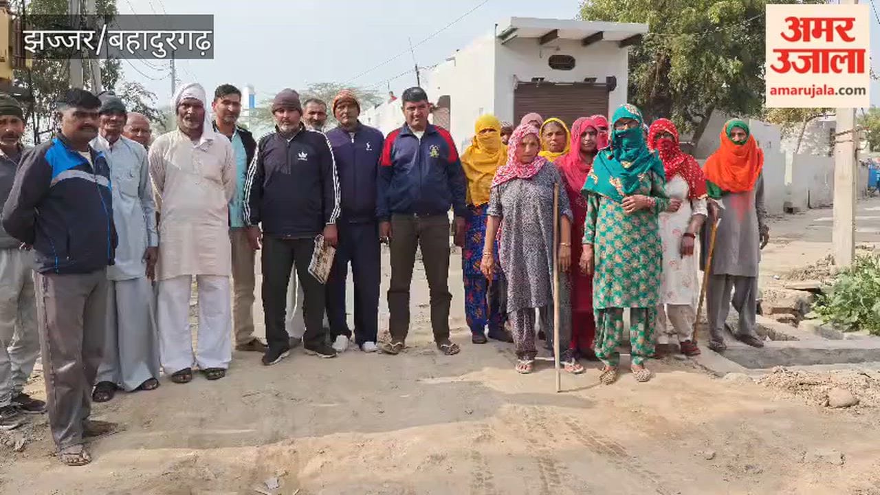 In Jhajjar's Beri, the wrong construction of a drain on the main road in Baghpur, incomplete work became a cause of trouble.