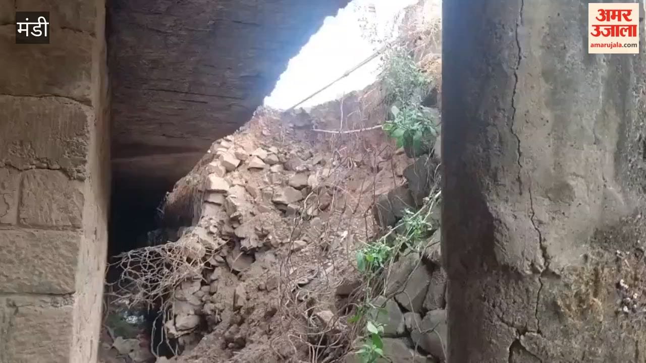 Mandi Due to the negligence of the Public Works Department, the house of an elderly person is in danger, cracks have appeared in the beams and pillars