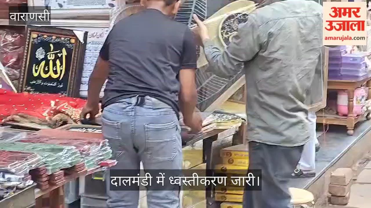 Women protest during demolition drive in Dal Mandi