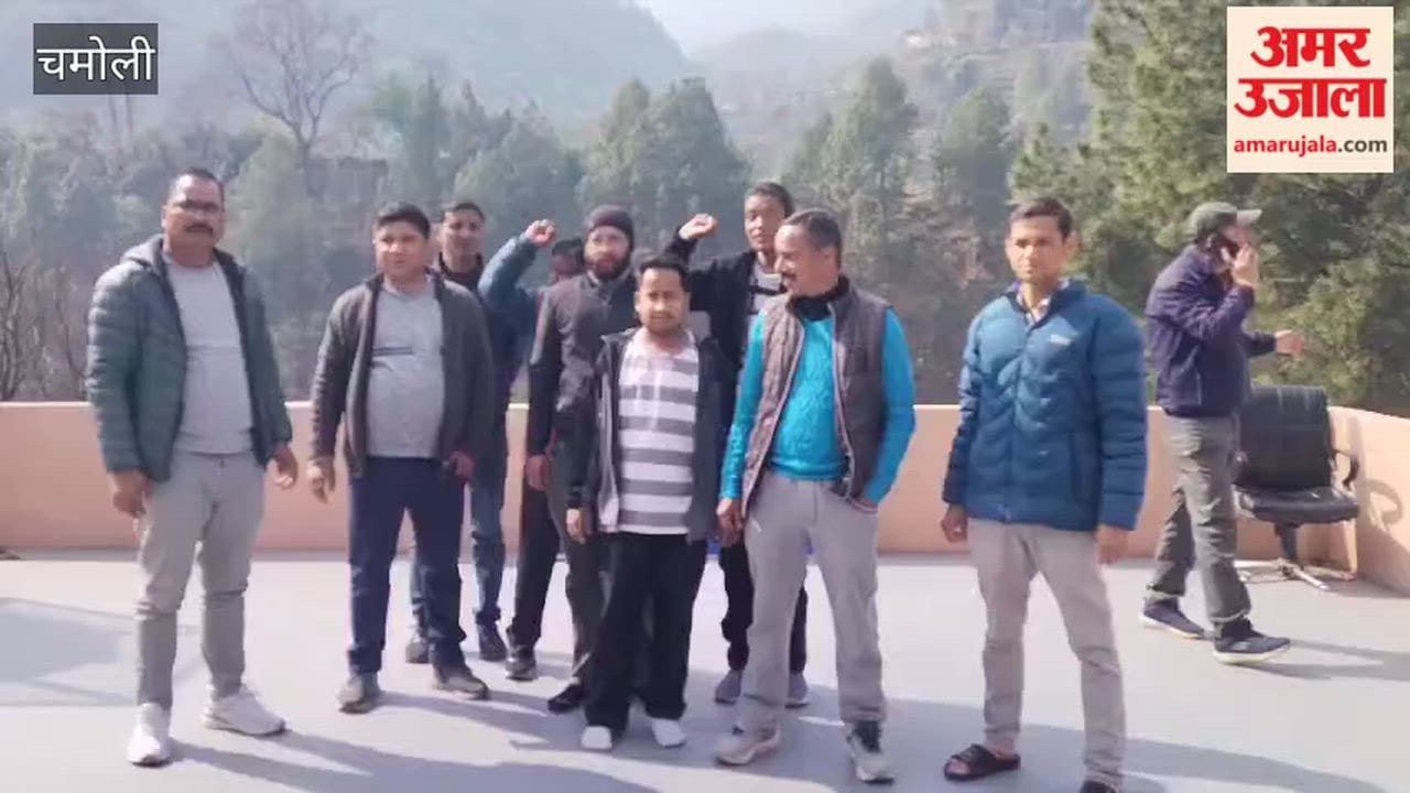 Tharali: Ministerial employees of PWD construction block Tharali also boycotted work.
