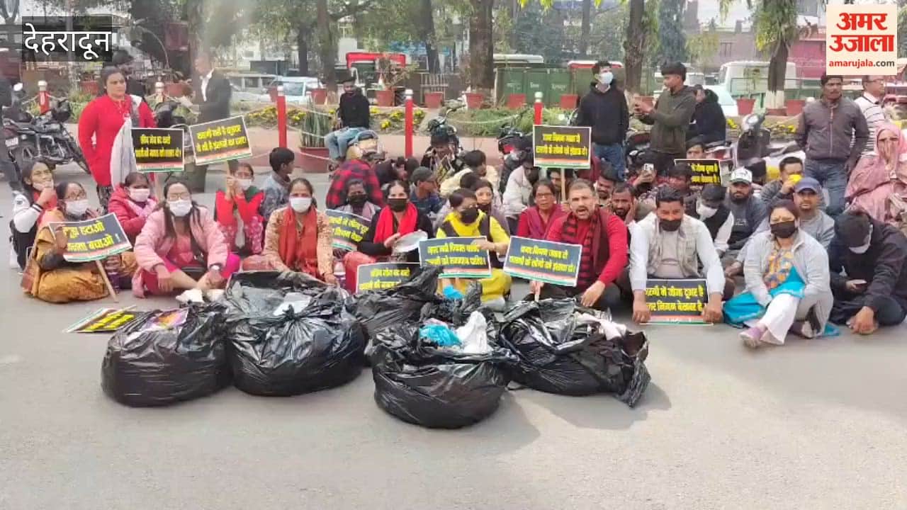 VIDEO: Congressmen sit on dharna at Municipal Corporation office with garbage