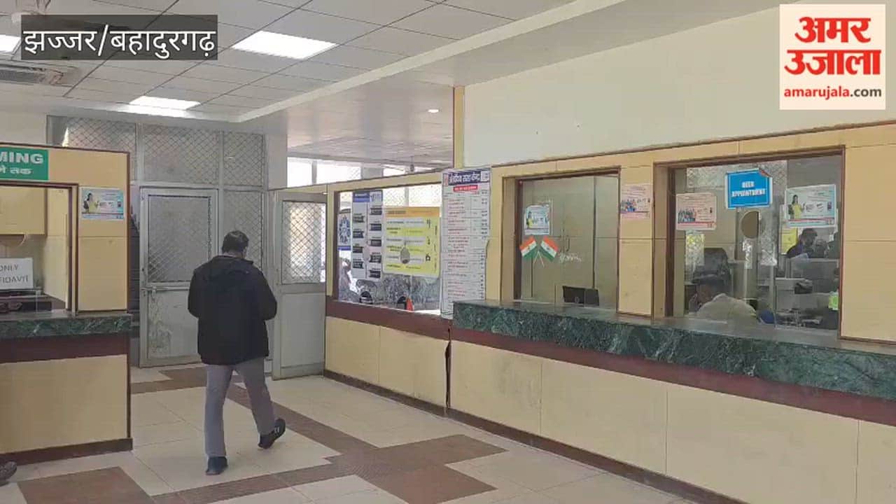 The strike by tehsildars in Bahadurgarh continued for the third day, bringing registration and land transfer work to a standstill.