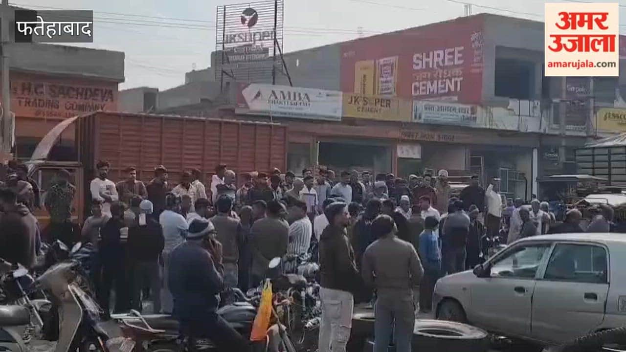 Angry residents of Tohana in Fatehabad blocked the road due to the problem of overflowing sewage water.