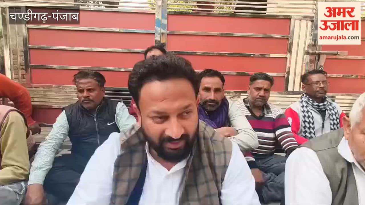 angry residents locked the gate of municipal council building in Guruharsahai