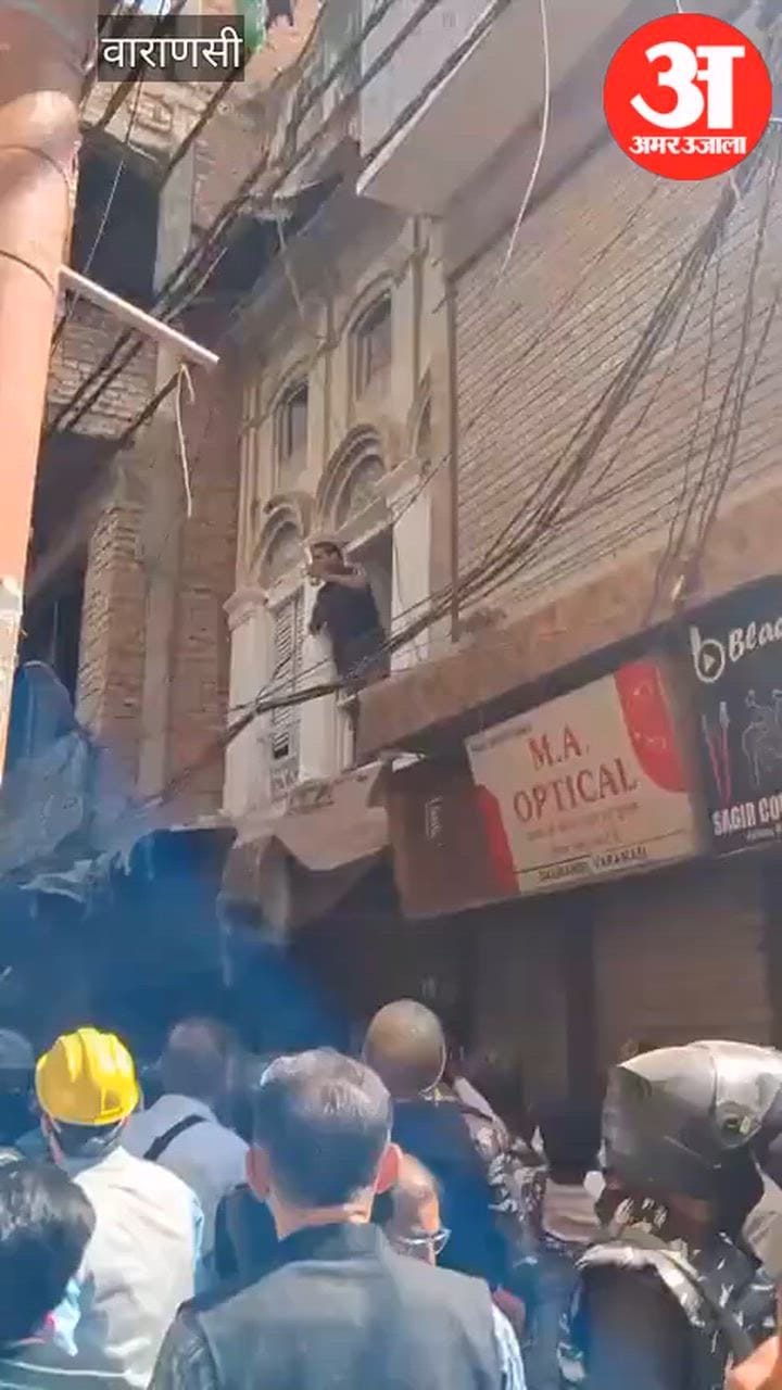 VIDEO: दालमंडी में पेट्रोल छिड़ककर फूंक दी दुकान, खुद को आग के हवाले करने की दी चेतावनी