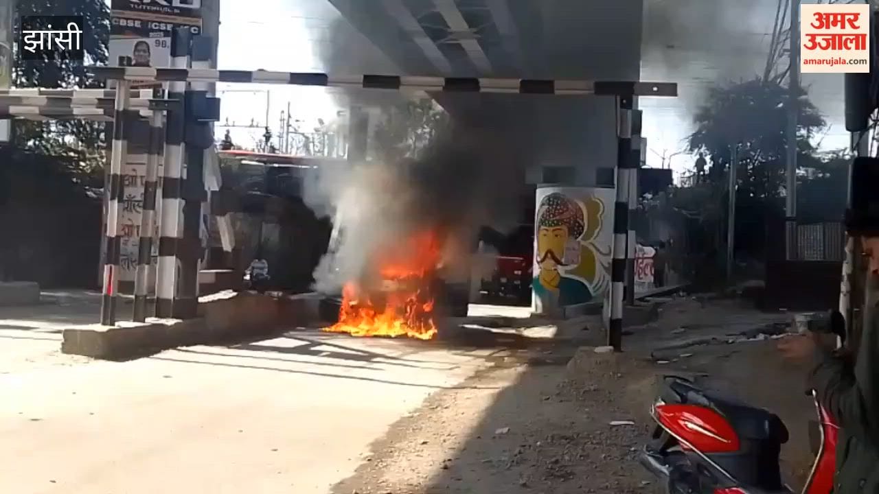 A car was gutted in Jhansi, passengers escaped and saved their lives.