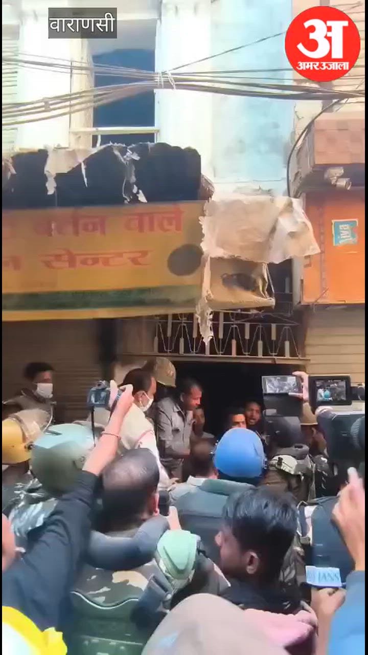 VIDEO: धू-धू कर जला टीनशेड... दालमंडी में ध्वस्तीकरण की कार्रवाई के बीच दुकानदार ने लगाई आग