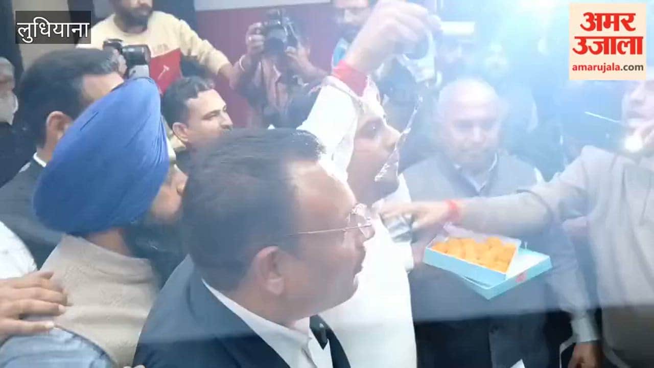 Congress councilor arrives at Ludhiana Municipal Corporation house meeting wearing handcuffs