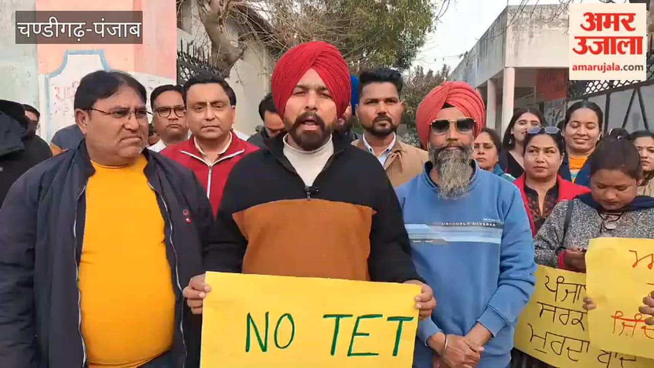 Teachers protest against the TET test
