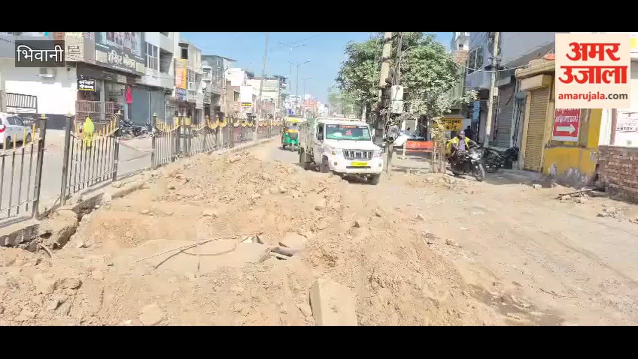 After partially repairing the collapsed sewer line at Dinod Gate in Bhiwani, the work was left incomplete, causing inconvenience to the residents.