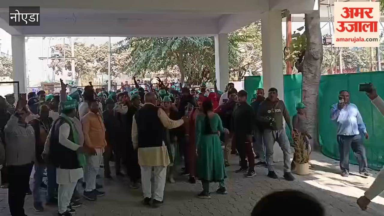 Farmers protested at the electricity corporation office in Noida