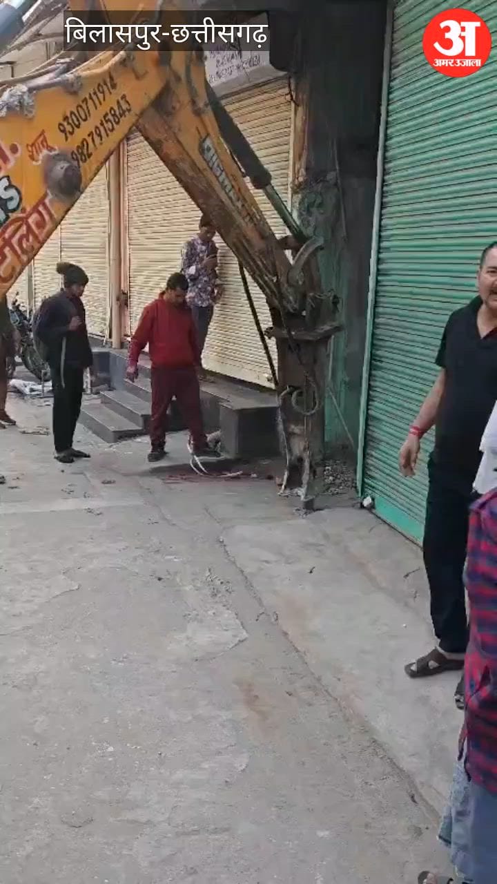 Video Viral: नाले में फंसे युवक का सिर्फ बाहर था हाथ और आ रही थी आवाज, स्लैब तोड़कर ऐसे निकाला बाहर
