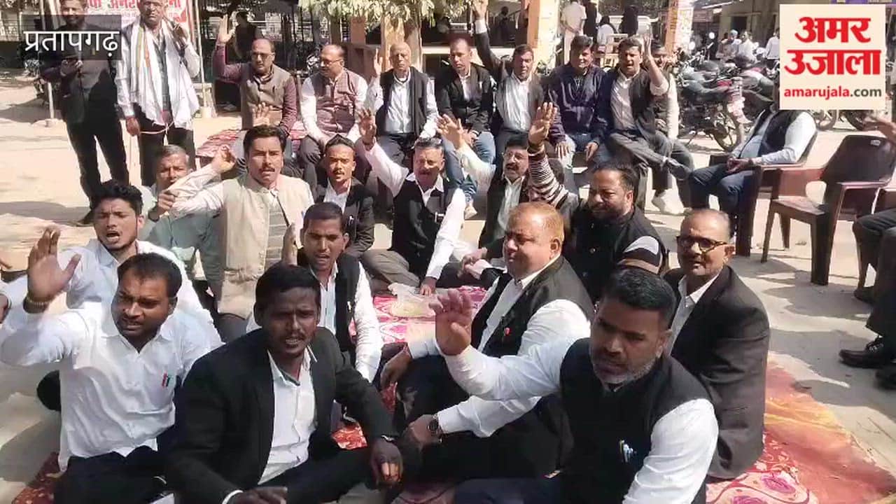 Advocates of Raniganj Tehsil protested at SDM office.