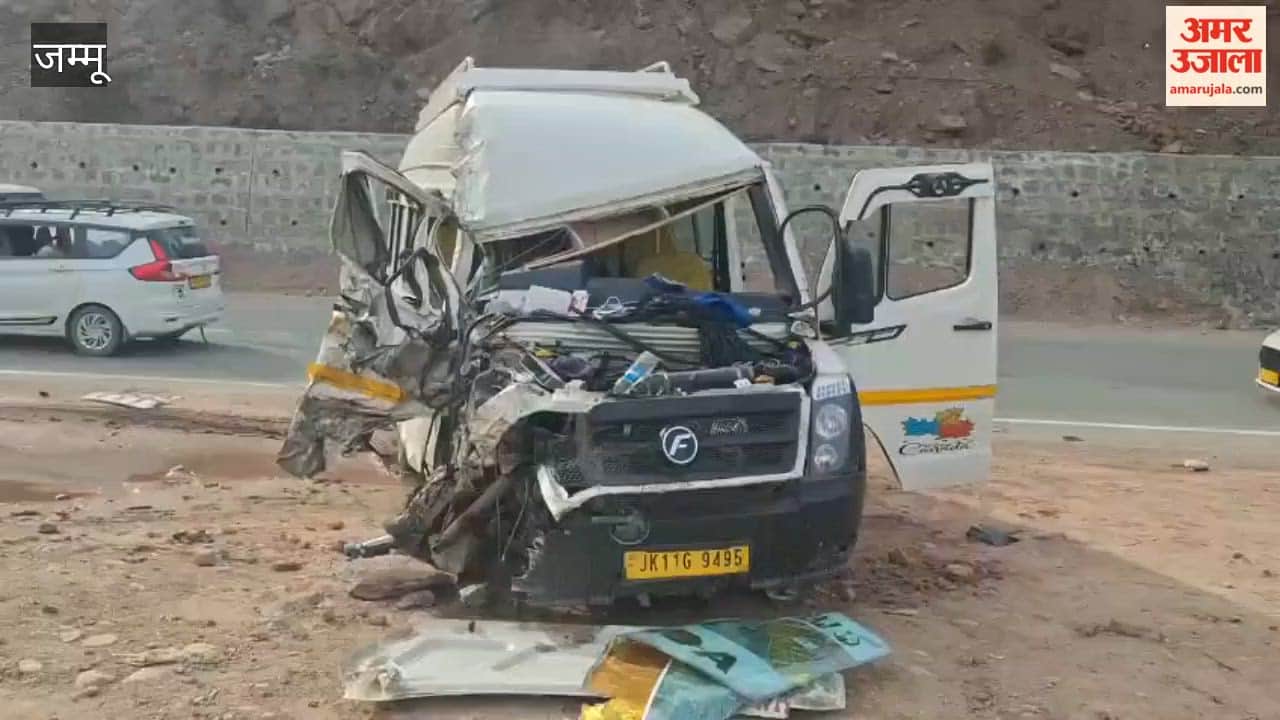 Tragic road accident in Nowshera, five people injured