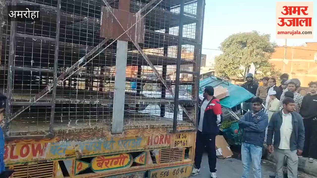 people were injured in a collision between a car and an e-rickshaw; they have been admitted to a private hospital