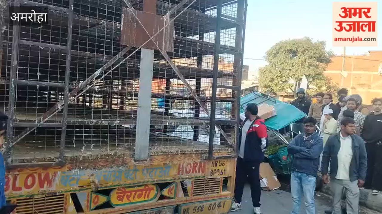 people were injured in a collision between a car and an e-rickshaw; they have been admitted to a private hospital