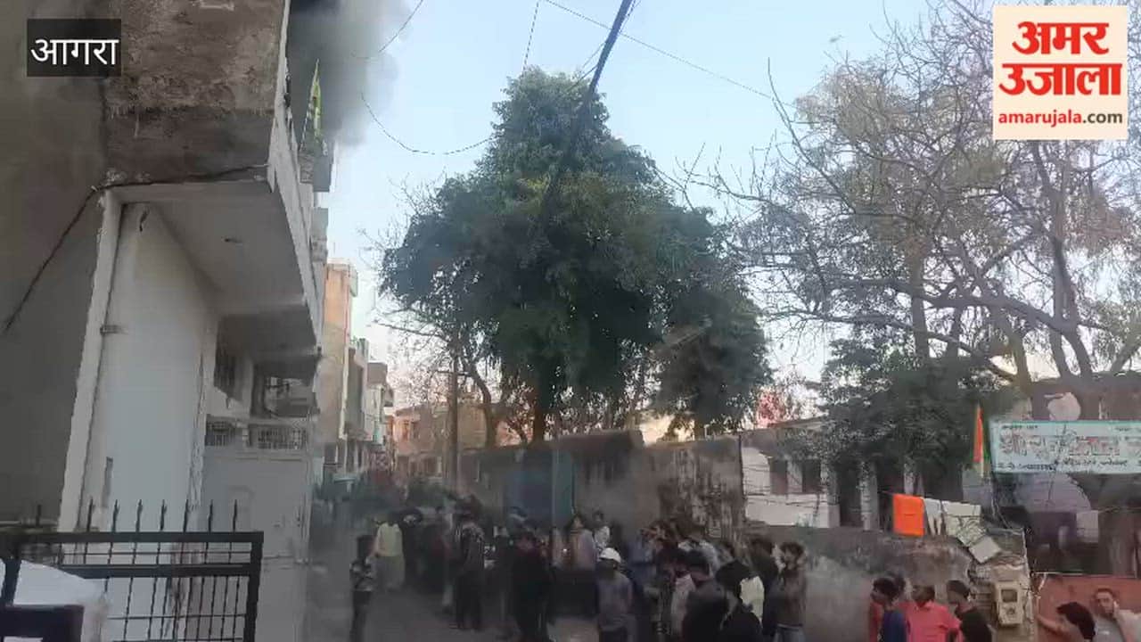 fire broke out in shoe warehouse in Agra