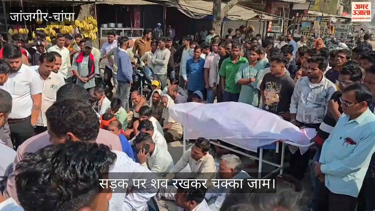 Pickup vehicle and bike collide and young man dies after that road blockade ensues