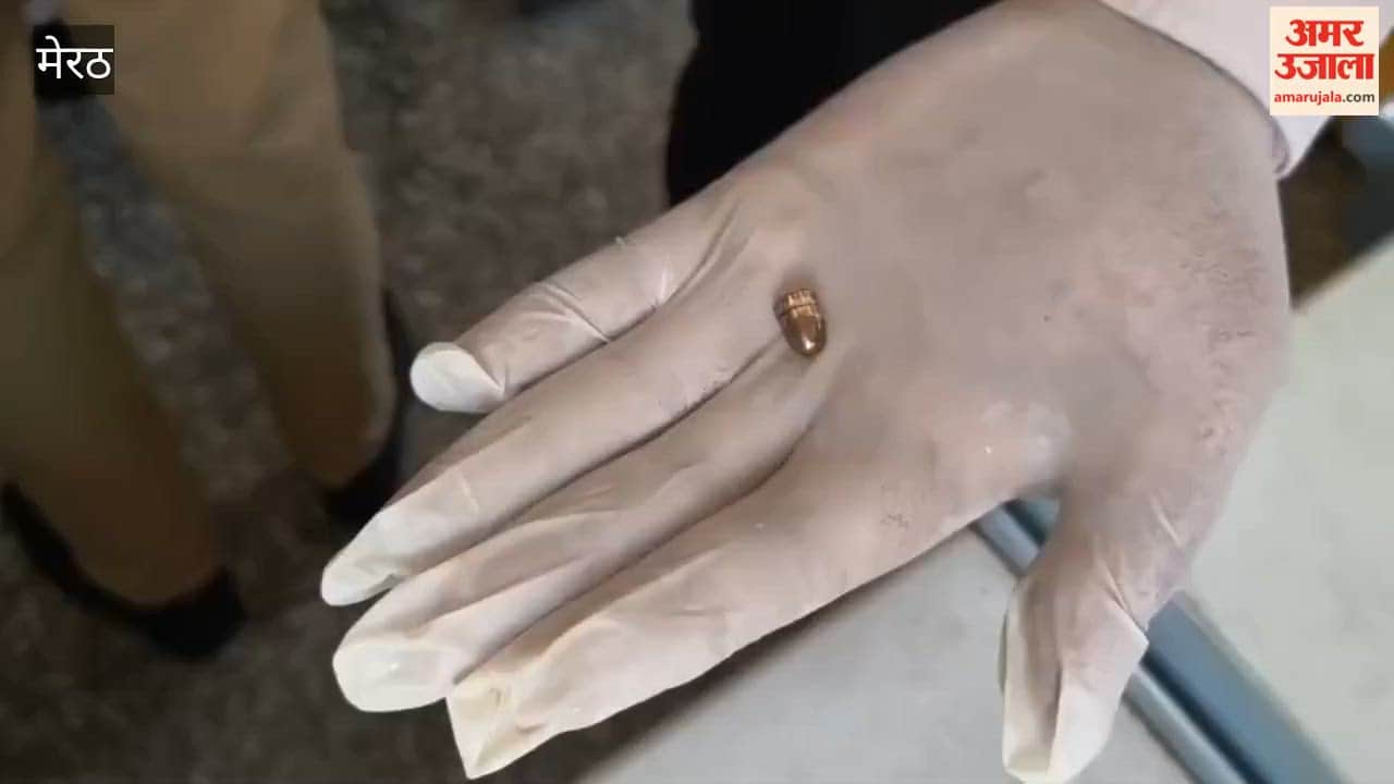 Meerut: Forensic unit reached the incident site, recovered bullets inside the freezer, collected evidence.