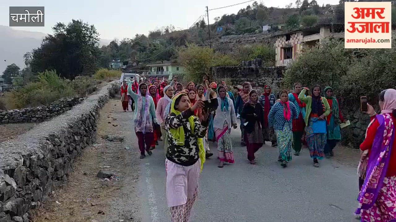 Chamoli: Women of Dewar-Khadora took to the streets in protest against illegal liquor