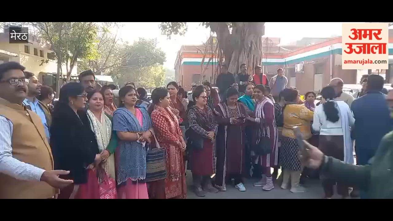 Meerut: Teachers demonstrated at the Collectorate