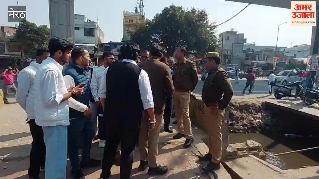 Meerut: Jeevanpuri residents sitting on dharna against meat shop