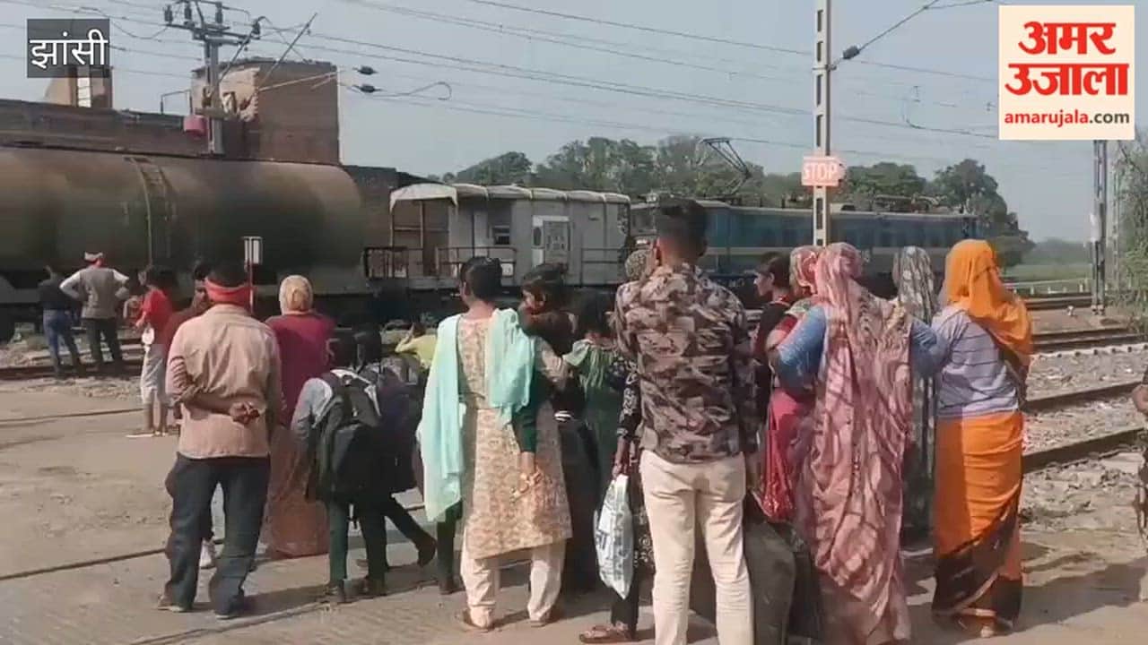 A goods train was stranded for 40 minutes on the Jhansi-Kanpur railway track due to a technical fault, and commuters were troubled by the crossing being closed.
