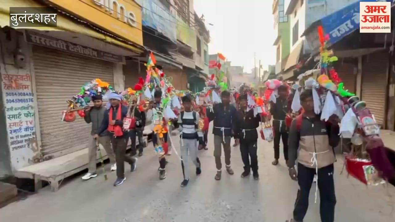 Kanwariyas leave Anupshahar carrying a palanquin weighing 80 kg