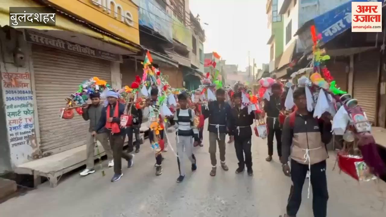 Kanwariyas leave Anupshahar carrying a palanquin weighing 80 kg