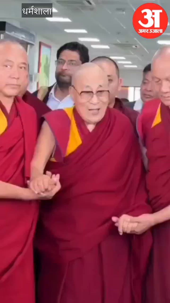 Dharamshala: दलाई लामा का कांगड़ा एयरपोर्ट पर पहुंचने पर गर्मजोशी से स्वागत
