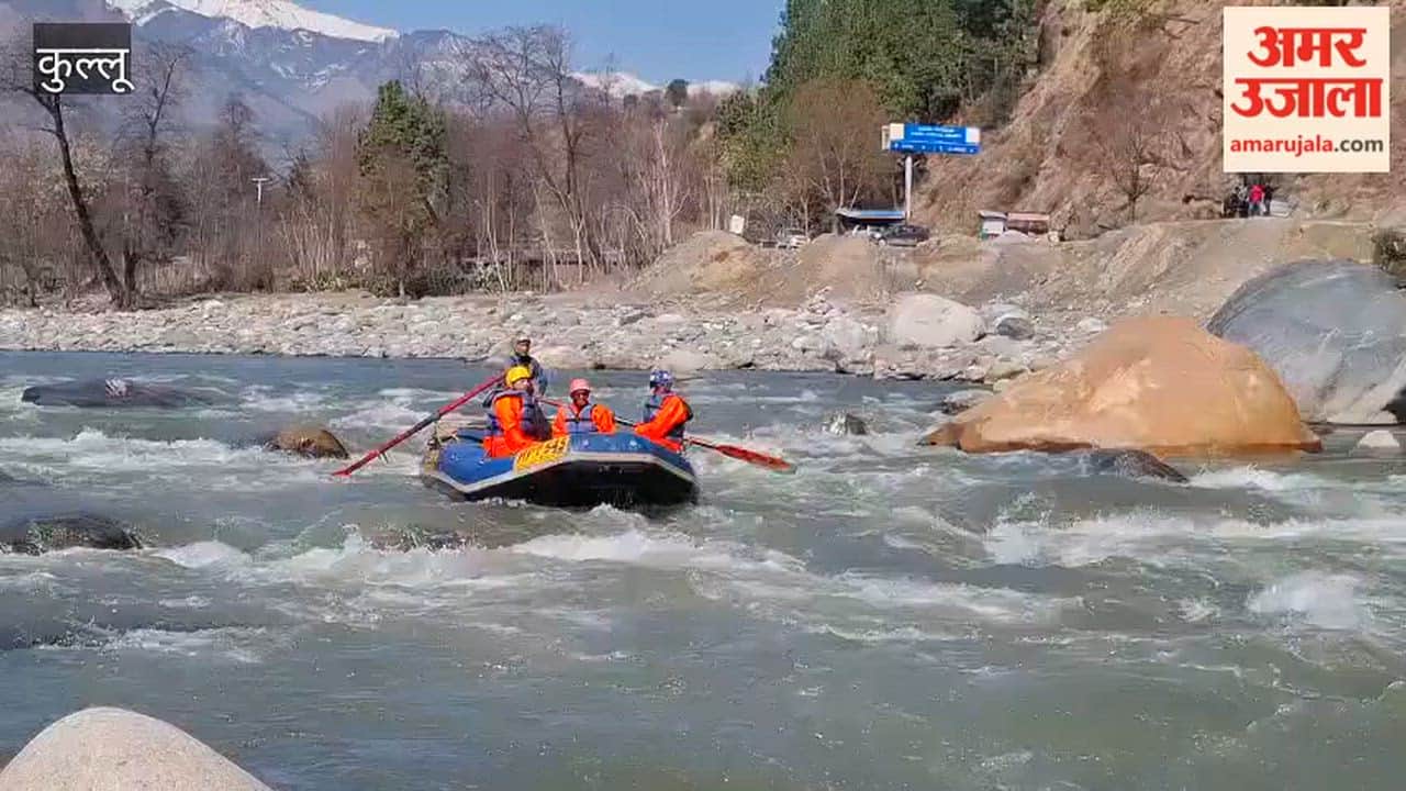 Kullu Tourists enjoying river rafting