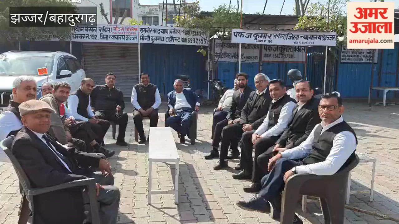 Lawyers and typists in Jhajjar's Beri suspended their work to express their anger.