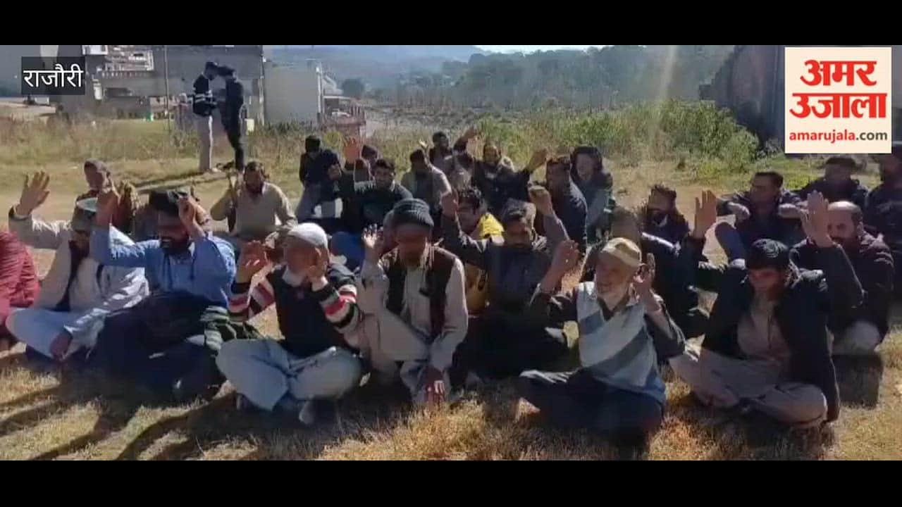 Daily wage employees of the Jal Shakti Department protested