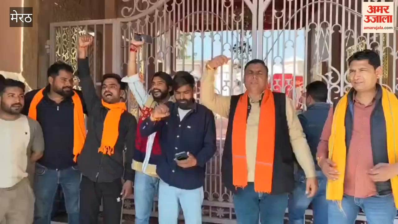 Meerut: Workers gathered for Mahapanchayat outside Paradise Pavilion, police deployed