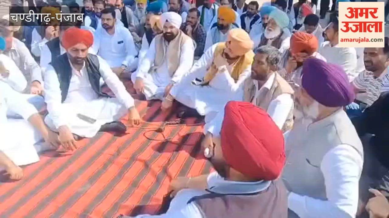AAP workers staged a sit-in in front of the Congress Bhawan in Ferozepur.