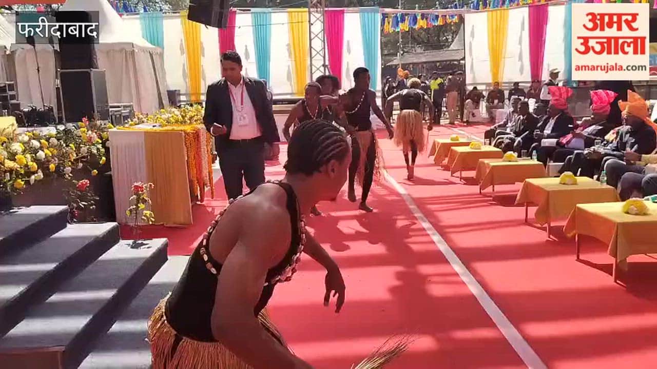 Gunia artists performing dance on the main chaupal in Faridabad Surajkund fair